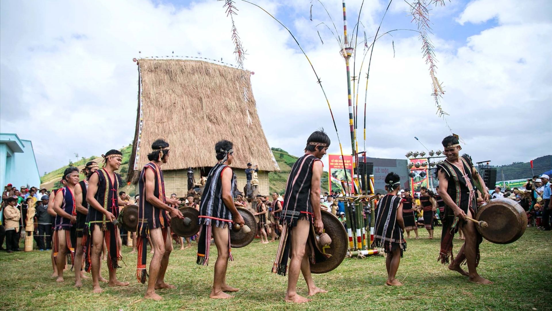 A vibrant music festival in Vietnam’s Central Highlands, featuring traditional gong performances and tribal dancers in colorful ethnic attire. The lively atmosphere showcases the region’s rich cultural heritage.